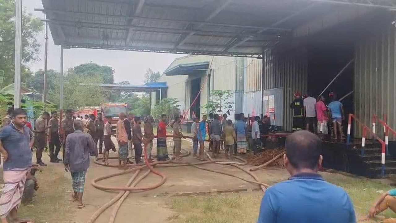 আশুলিয়ায় ব্রিটিশ আমেরিকান টোব্যাকোর গুদামে অগ্নিকাণ্ড, নেভাতে কাজ করছে ফায়ার সার্ভিসের ৭ ইউনিট