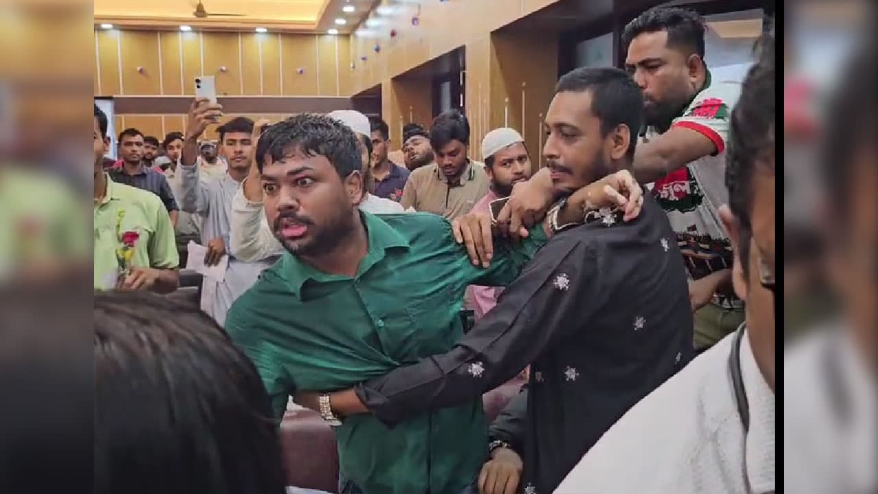 লক্ষ্মীপুরে জুলাই অভ্যুত্থান দিবসের অনুষ্ঠানে ছাত্রদল-শিবিরের হট্টগোল