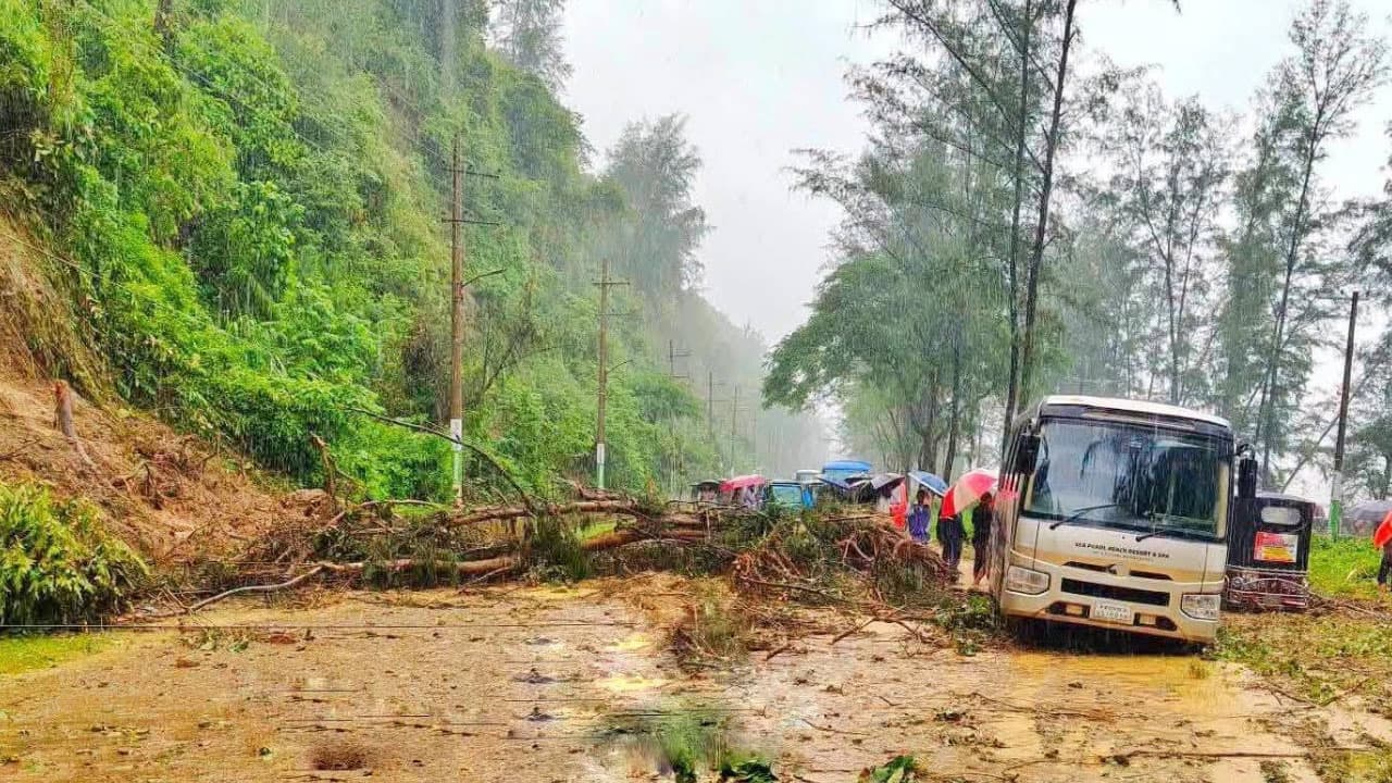 কক্সবাজার মেরিন ড্রাইভে পাহাড়ধস: আহত ৩, আড়াই ঘণ্টা বন্ধ ছিল যান চলাচল