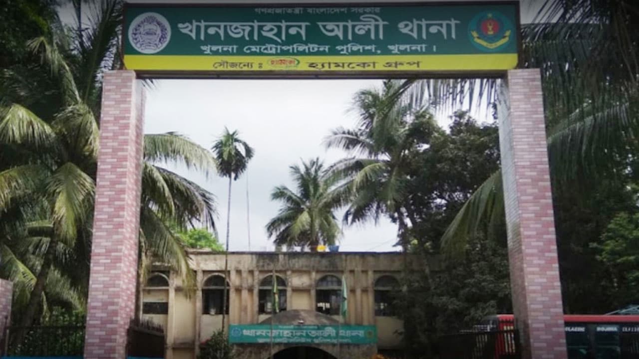 খুলনায় গৃহবধূর ঝুলন্ত মরদেহ উদ্ধার, স্বামী ও শ্বশুর পুলিশ হেফাজতে