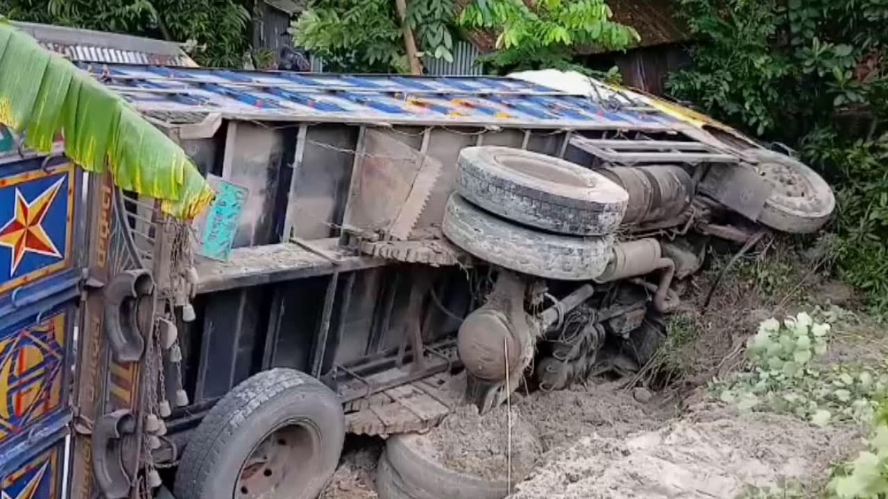 গোপালগঞ্জে নিয়ন্ত্রণ হারিয়ে ঘরে ট্রাক উল্টে অন্তঃসত্ত্বা নারীর মৃত্যু