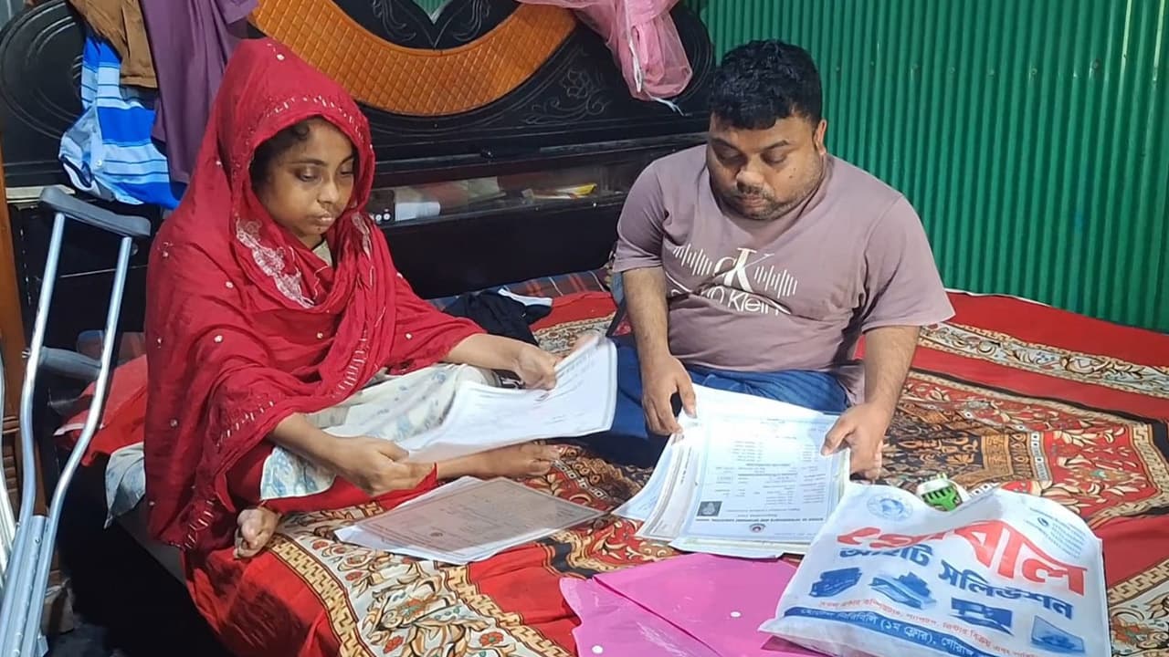 কর্মসংস্থানের আশায় প্রধানমন্ত্রীর সঙ্গে সাক্ষাতের আকুতি প্রতিবন্ধী দুই ভাই-বোনের