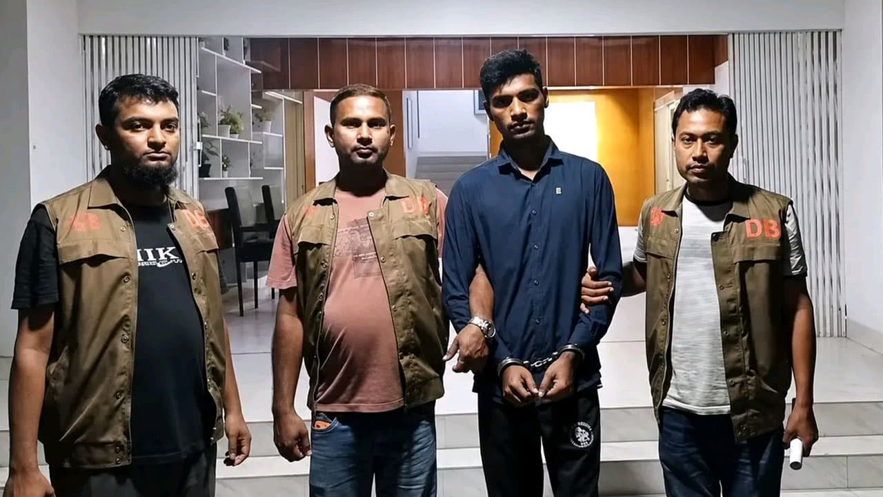 ভারতীয় তরুণীর ব্যক্তিগত ছবি ও ভিডিও ছড়িয়ে দেওয়ার অভিযোগে জামালপুরে যুবক গ্রেপ্তার