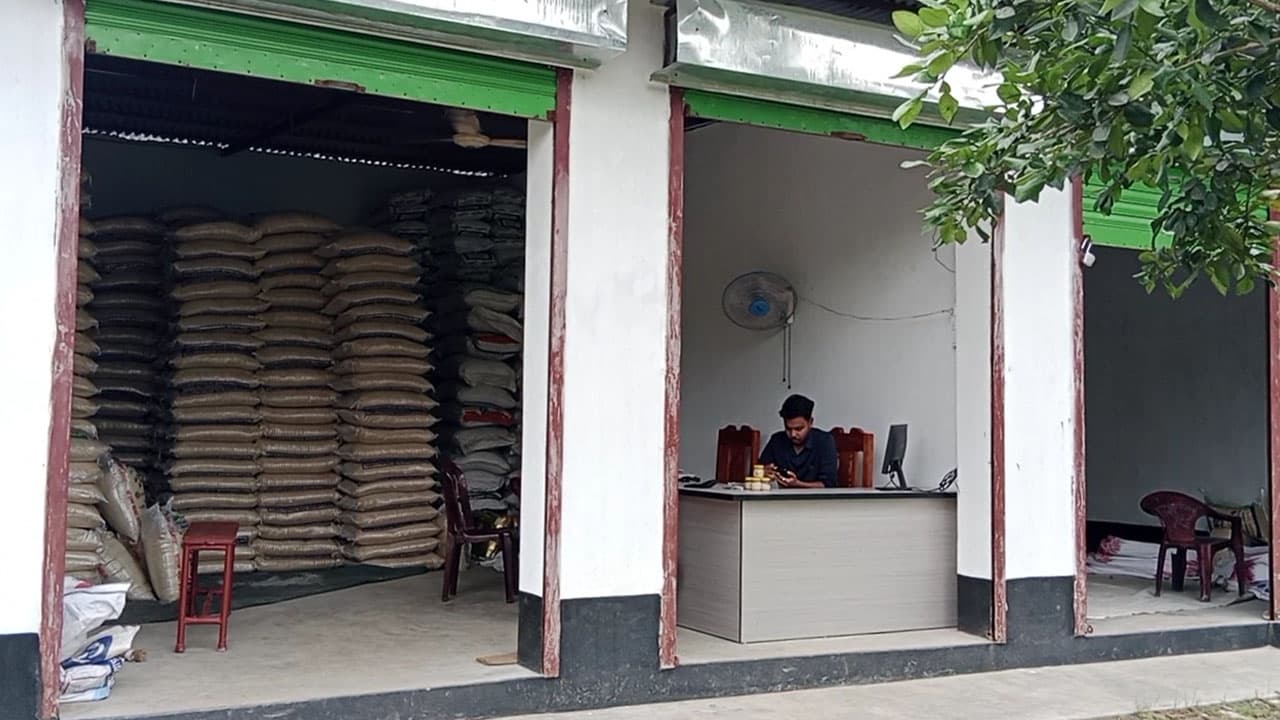 নাটোর শহরতলীর রাইস মিলের গুদাম থেকে ১৫০ বস্তা চাল চুরি