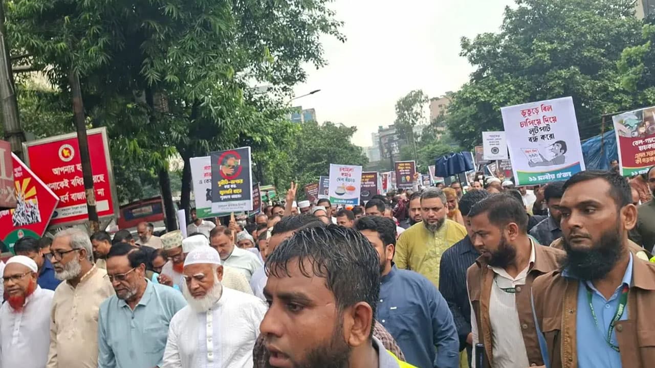 সচিবালয় অভিমুখে ১১ দলীয় ঐক্যের মিছিল পুলিশের ব্যারিকেডে বাধা
