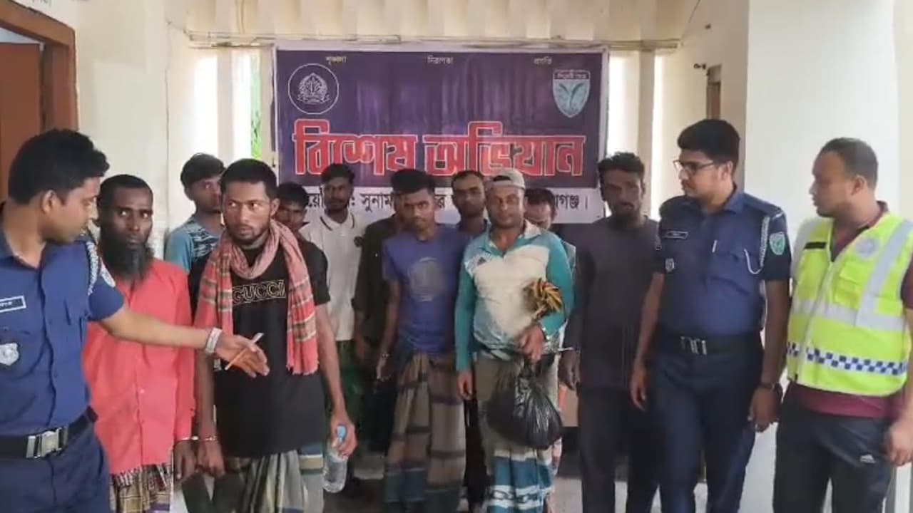 সুনামগঞ্জে অবৈধ বালু-পাথর উত্তোলনে পুলিশের অভিযান, নৌকাসহ আটক ৮