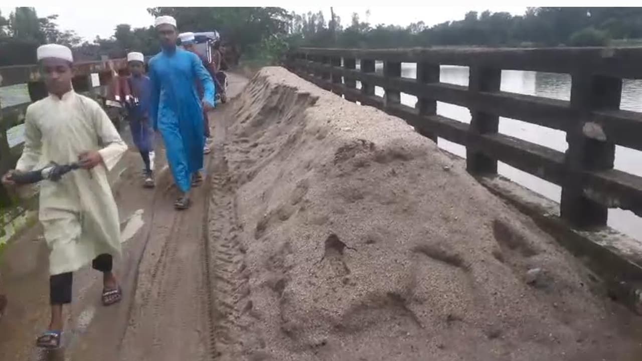 সুনামগঞ্জে সেতুর অর্ধেক দখল করে বালু-পাথরের ব্যবসা, চরম দুর্ভোগে স্থানীয়রা
