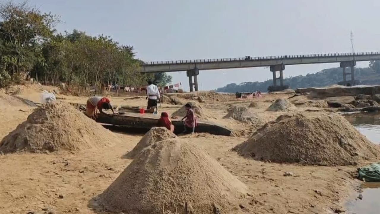 নেত্রকোনায় আদালতের নিষেধাজ্ঞা উপেক্ষা করে চলছে অবৈধ বালু উত্তোলন