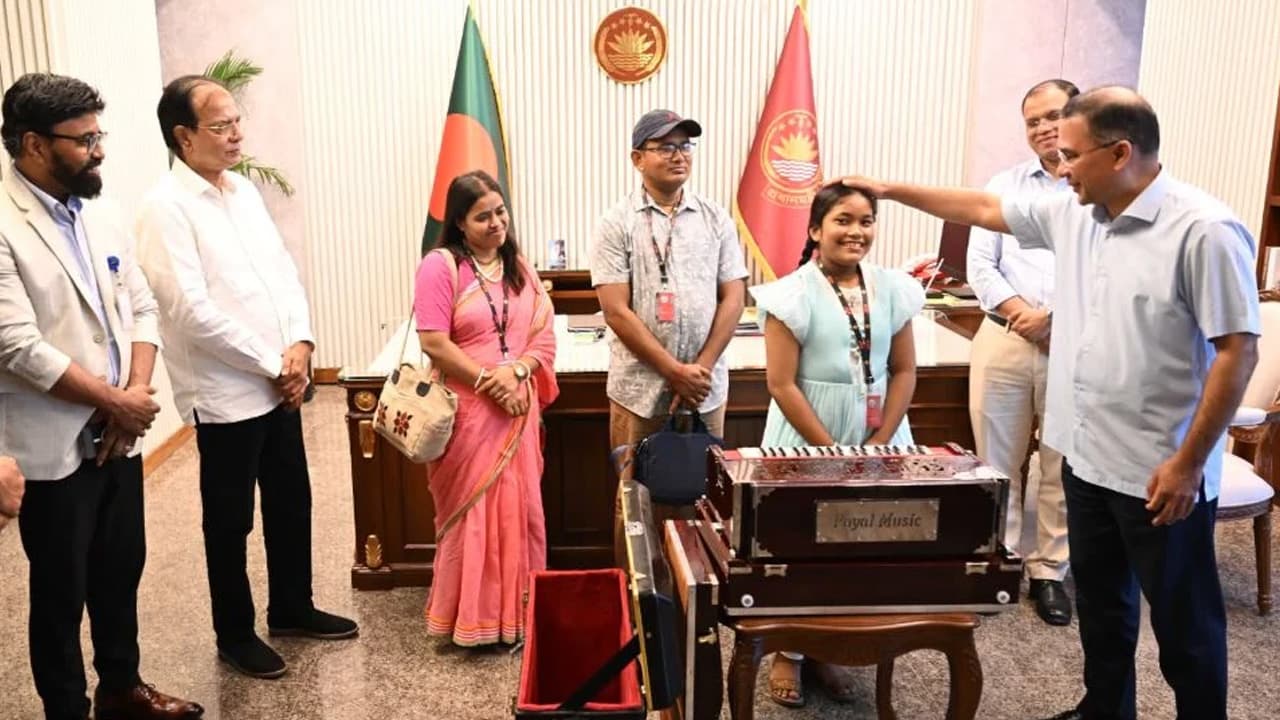 চিঠির জাদুতে মিলল দেখা, প্রধানমন্ত্রীর উপহার হারমোনিয়াম