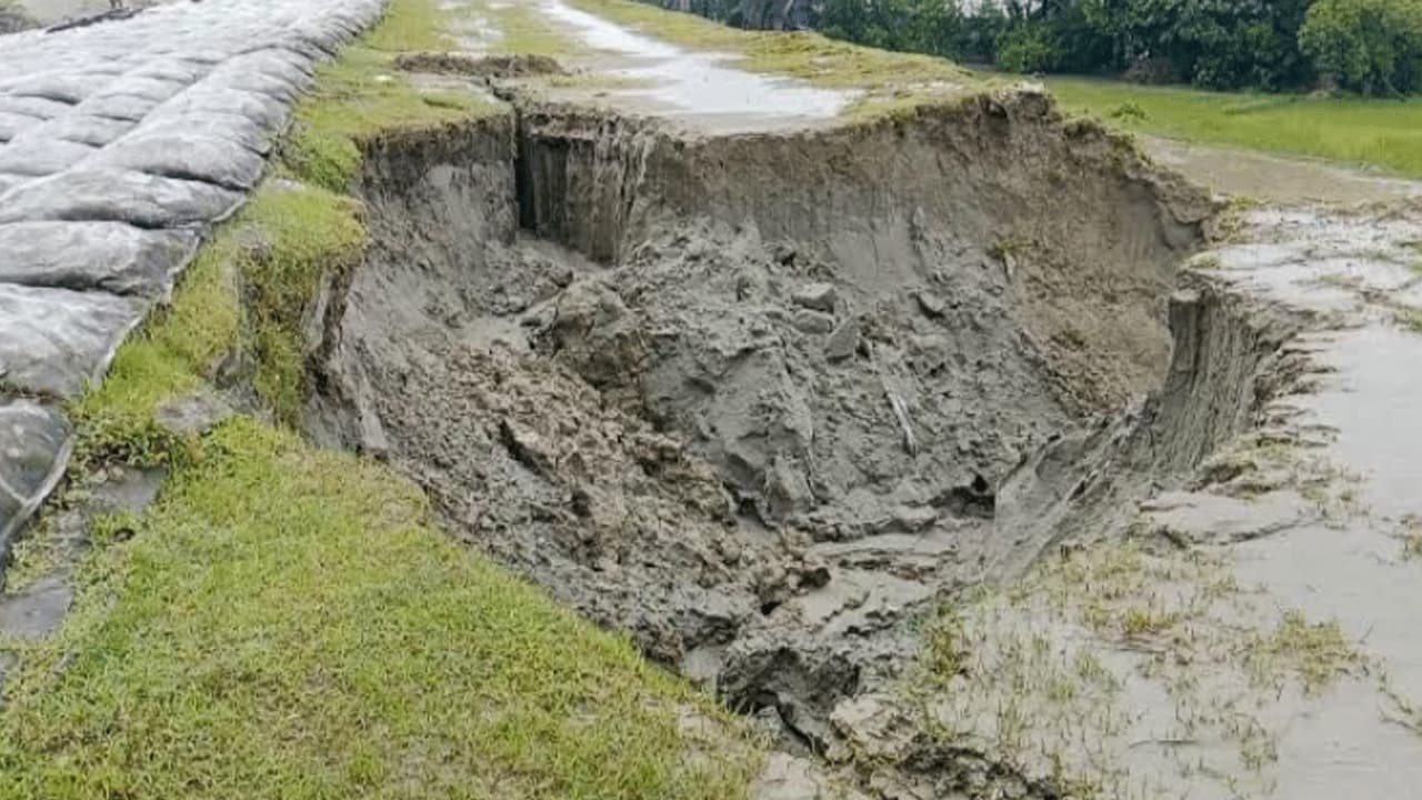কাজ শেষ হওয়ার আগেই ধস, মনপুরায় বাঁধ নির্মাণে অনিয়মের অভিযোগ
