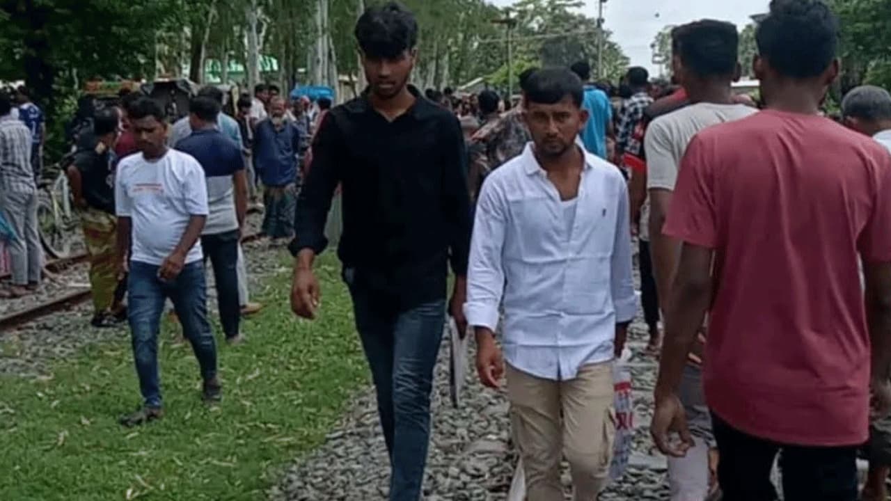 চলন্ত ট্রেনে উঠতে গিয়ে প্রাণ গেল রেলকর্মীর