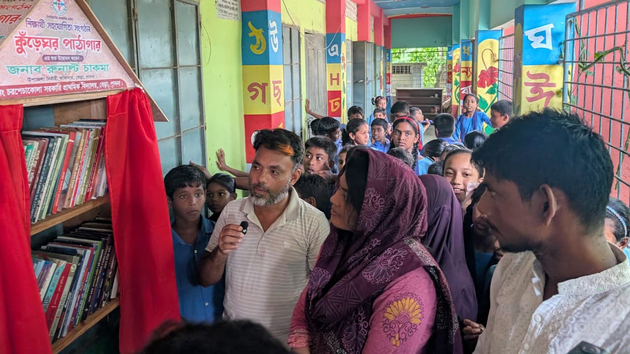 টিফিনের টাকা বাঁচিয়ে শুরু, এবার তিন বিদ্যালয়ে ‘কুঁড়েঘর পাঠাগার’