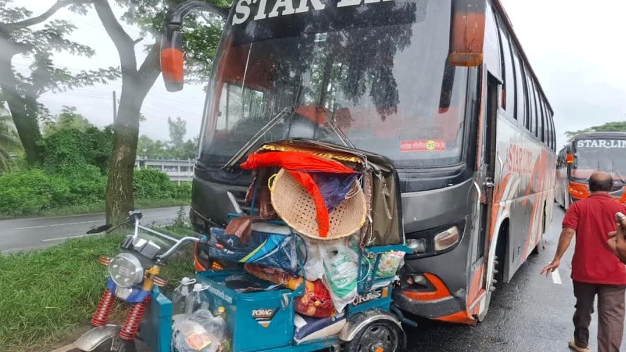 বোনের বিয়ের কেনাকাটা শেষে বাড়ি ফেরার পথে বাসের ধাক্কায় ভাইয়ের মৃত্যু