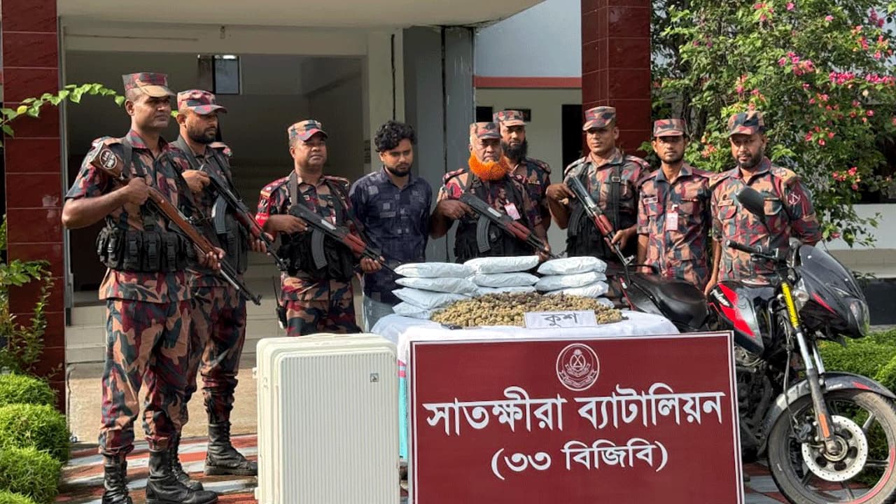 সাতক্ষীরায় ৬ কোটি টাকার মাদক ‘কুশ’ জব্দ, ১ ব্যক্তি আটক