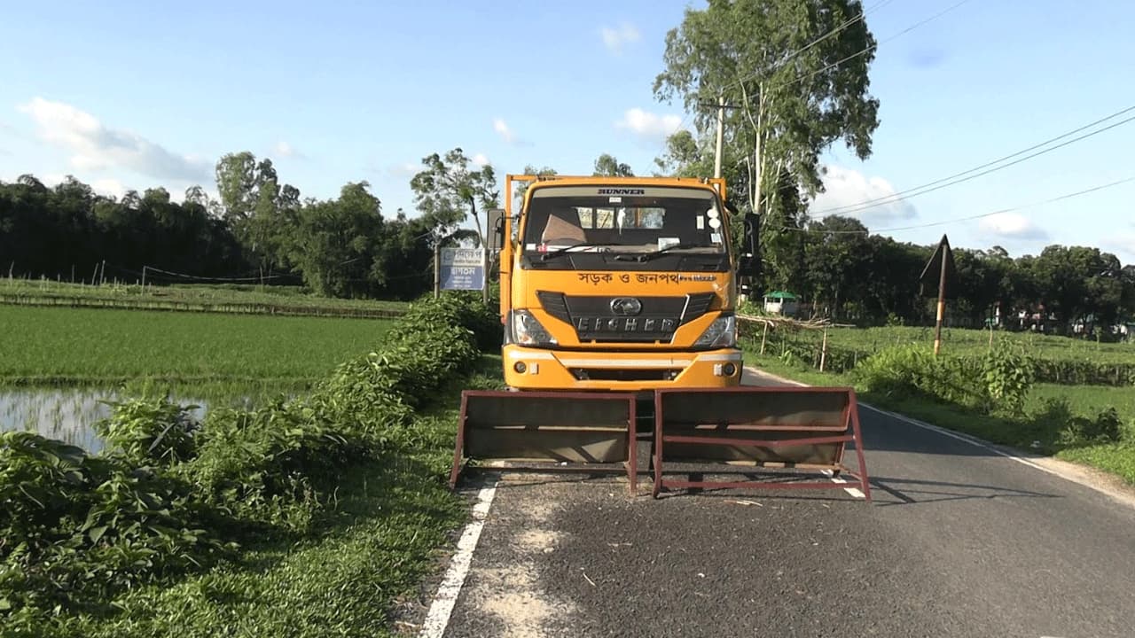 দহগ্রামে পাহাড়ি ঢলে সড়ক ধস, মেরামতের মালামাল আটকে দিল বিএসএফ