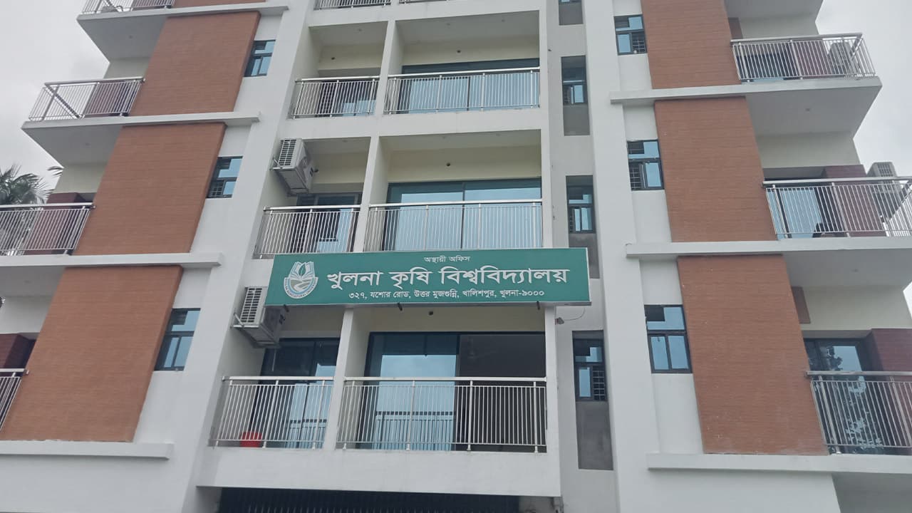 সাবেক প্রধানমন্ত্রীকে ফেরানোর তৎপরতা: খুবৃবি শিক্ষকের বিরুদ্ধে শোকজ