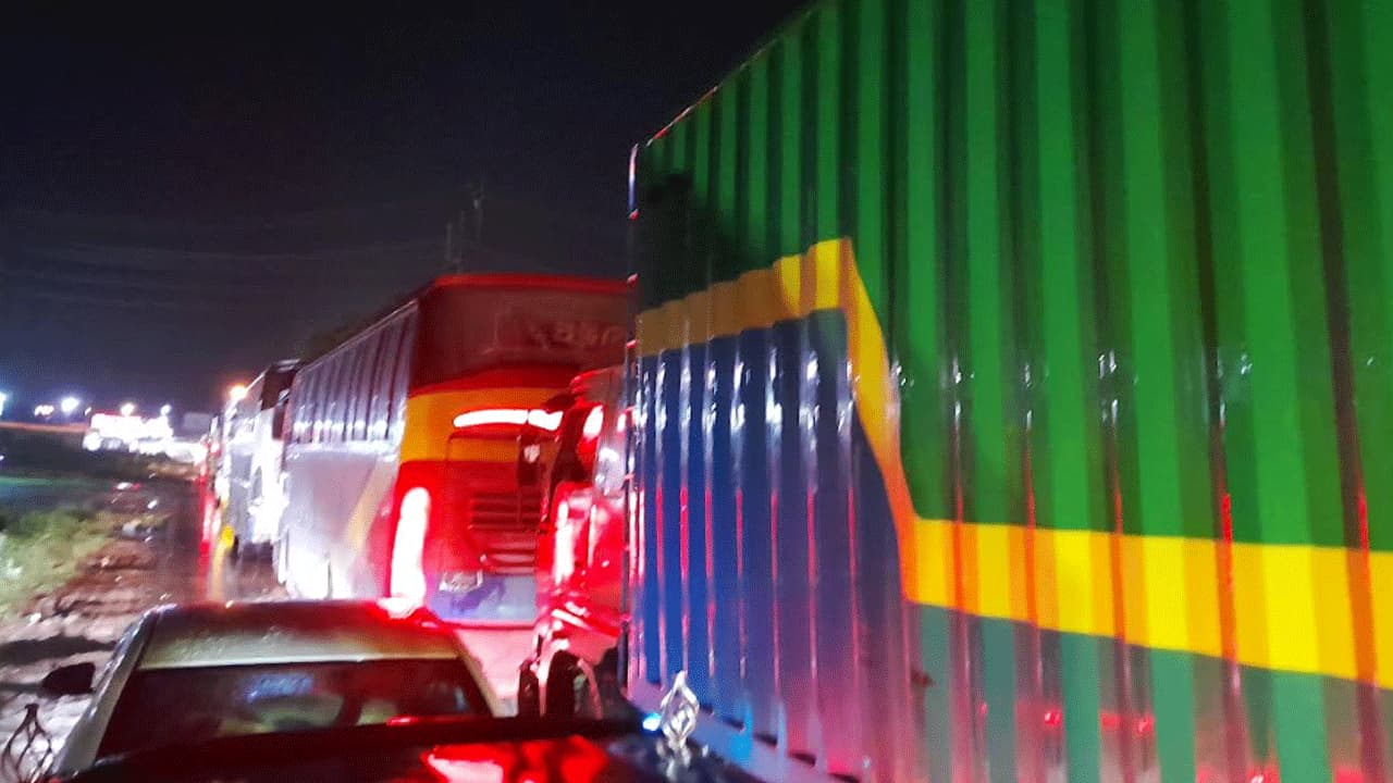 ঢাকা-চট্টগ্রাম মহাসড়কে ১৬ কিলোমিটার দীর্ঘ যানজট, চরম ভোগান্তি যাত্রীদের