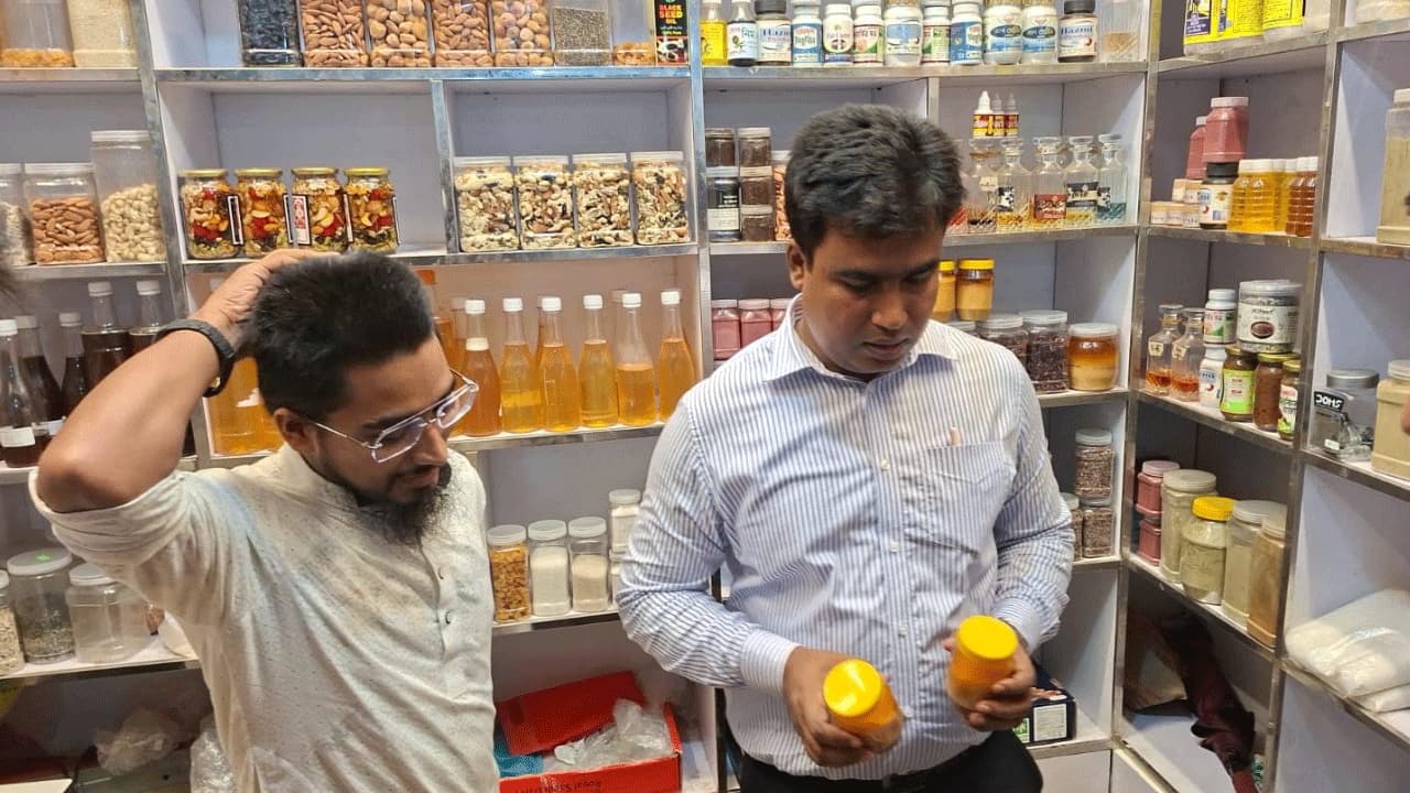 চাঁদপুরে খাদ্যে ভেজাল ও অনিয়মে ৩ প্রতিষ্ঠানকে জরিমানা