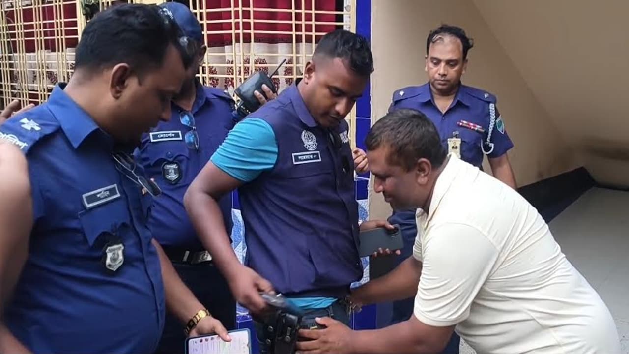 মেহেরপুরে পুলিশ সদস্যদের দেহ তল্লাশির ভিডিও ভাইরাল: স্বচ্ছতা নিশ্চিত করতেই এমন পদক্ষেপ, জানাল পুলিশ