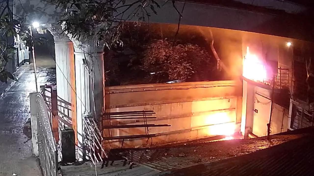চট্টগ্রামে নওফেল ও প্রয়াত মেয়রের বাসভবনে অগ্নিসংযোগের চেষ্টা