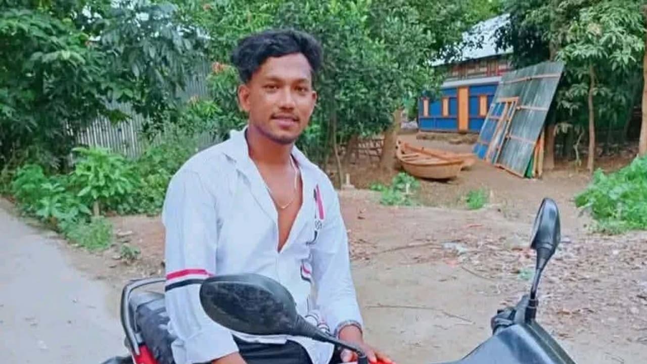 নরসিংদীতে প্রকাশ্যে কুপিয়ে হত্যা