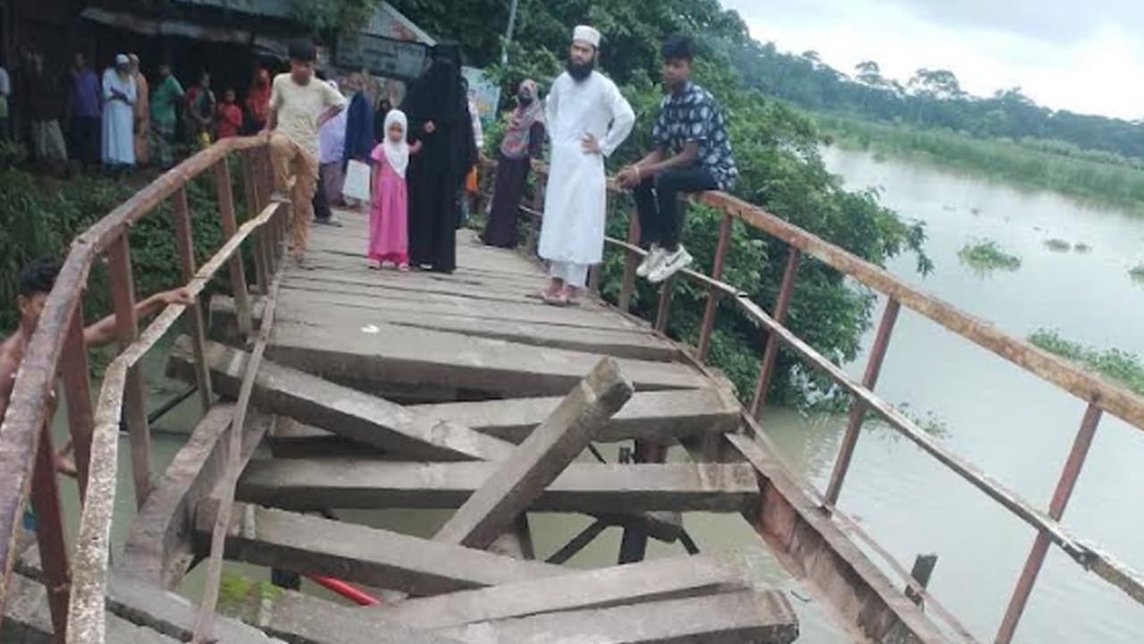বাল্কহেডের ধাক্কায় সেতু ধস: যোগাযোগ বিচ্ছিন্ন পাঁচ গ্রামের ২০ হাজার মানুষের