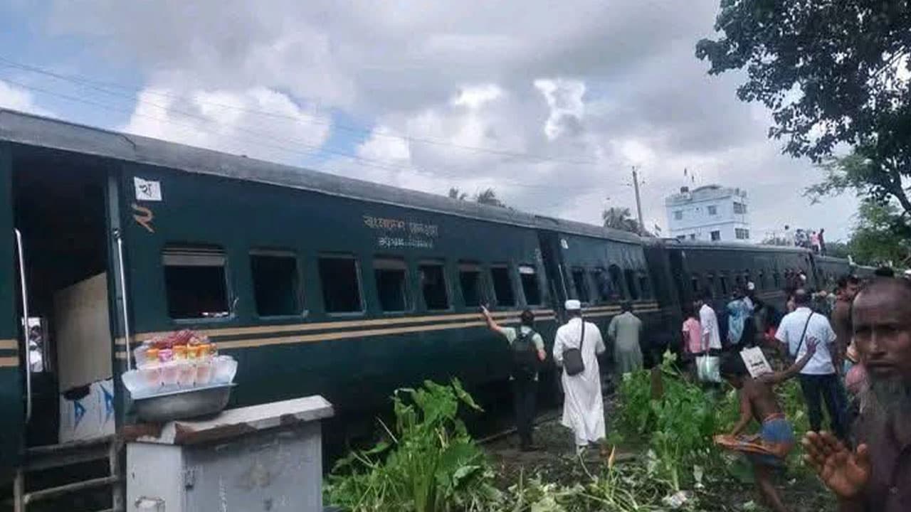 গফরগাঁওয়ে জামালপুর কমিউটার ট্রেনের চারটি বগি লাইনচ্যুত, ঢাকা-ময়মনসিংহ রুটে ট্রেন চলাচল বন্ধ