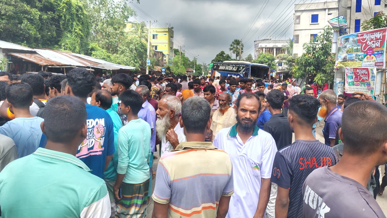 সাত শ্রমিকের মৃত্যু: স্পিডব্রেকারের দাবিতে বগুড়ায় মহাসড়ক অবরোধ