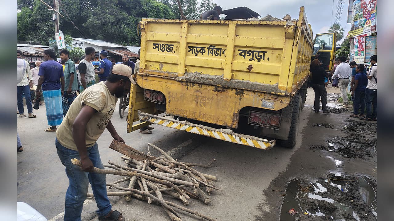 বগুড়ায় বাসচাপায় ৭ শ্রমিকের মৃত্যু, বিক্ষোভের মুখে স্পিড ব্রেকার নির্মাণ শুরু
