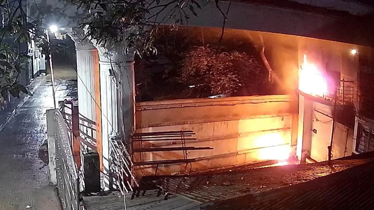 সাবেক শিক্ষামন্ত্রী নওফেলের বাসভবনে অগ্নিসংযোগ