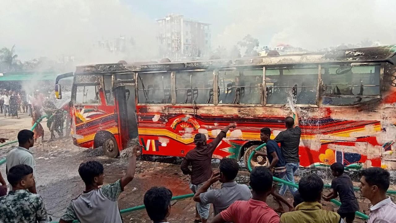 গাজীপুরে দাঁড়িয়ে থাকা বাসে আগুন, পুড়ে ছাই অধিকাংশ অংশ
