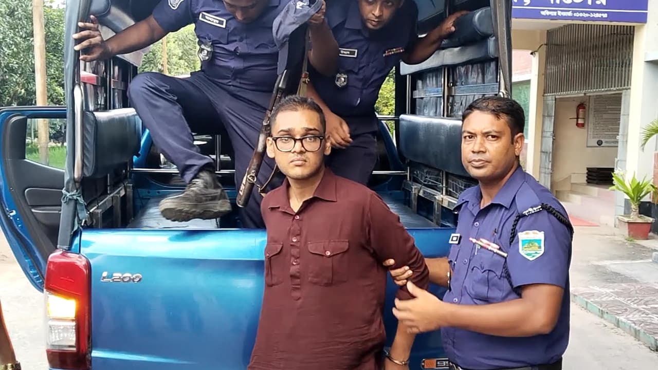 নাটোরে মন্ত্রীর সঙ্গে ধাক্কা, পিস্তলসহ যুবক আটক