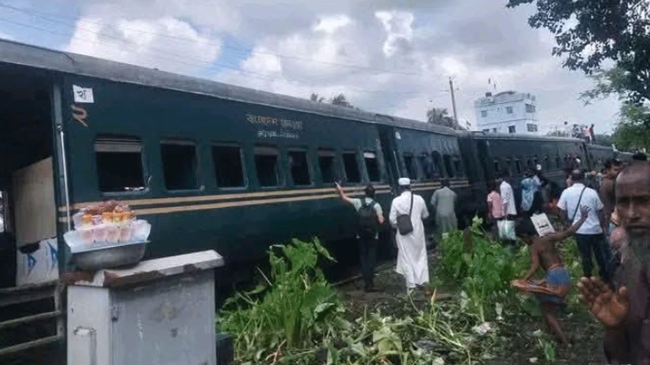গফরগাঁওয়ে জামালপুর কমিউটার লাইনচ্যুত, ৭ ঘণ্টা পর স্বাভাবিক ট্রেন চলাচল
