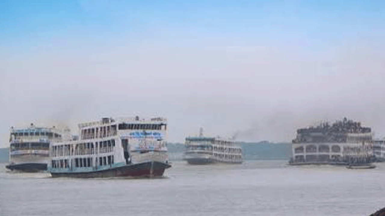 বরিশালে লঞ্চ ও পণ্যবাহী জাহাজের সংঘর্ষ, অল্পের জন্য রক্ষা পেলেন ১৫০ যাত্রী