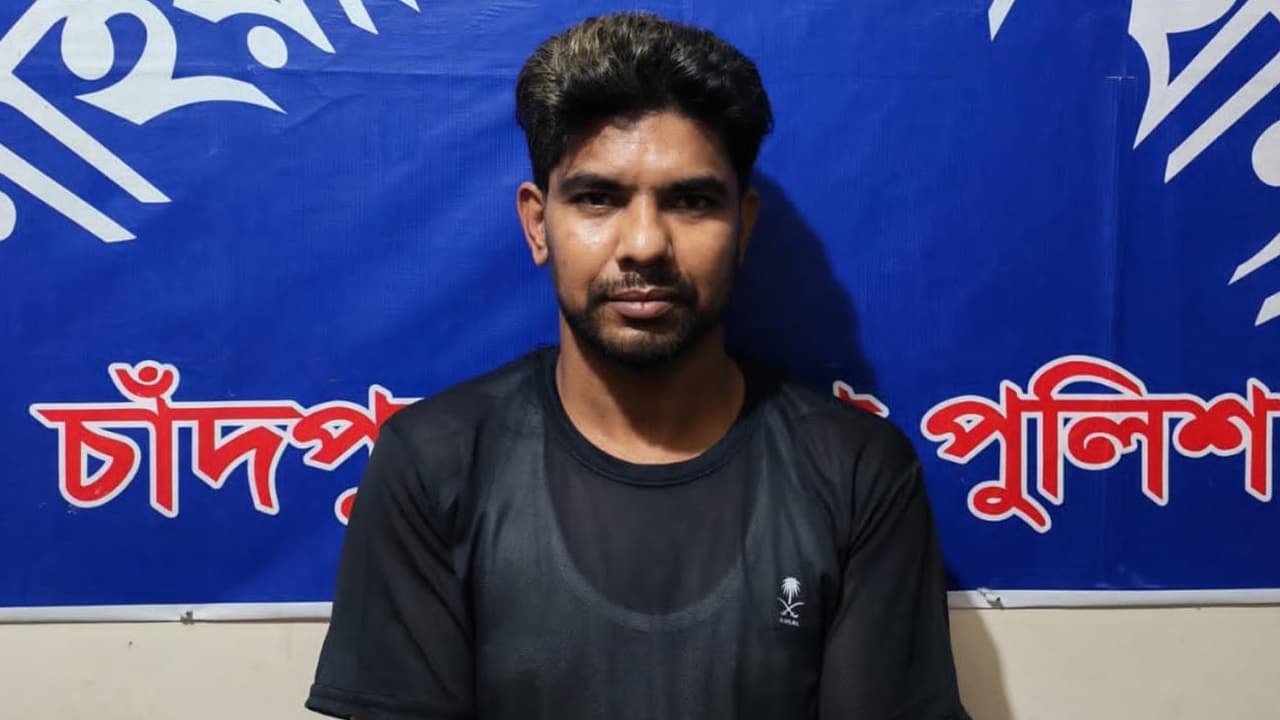 মাদকাসক্ত অবস্থায় নিজ ঘরে আগুন দেওয়ার অভিযোগে যুবক গ্রেপ্তার