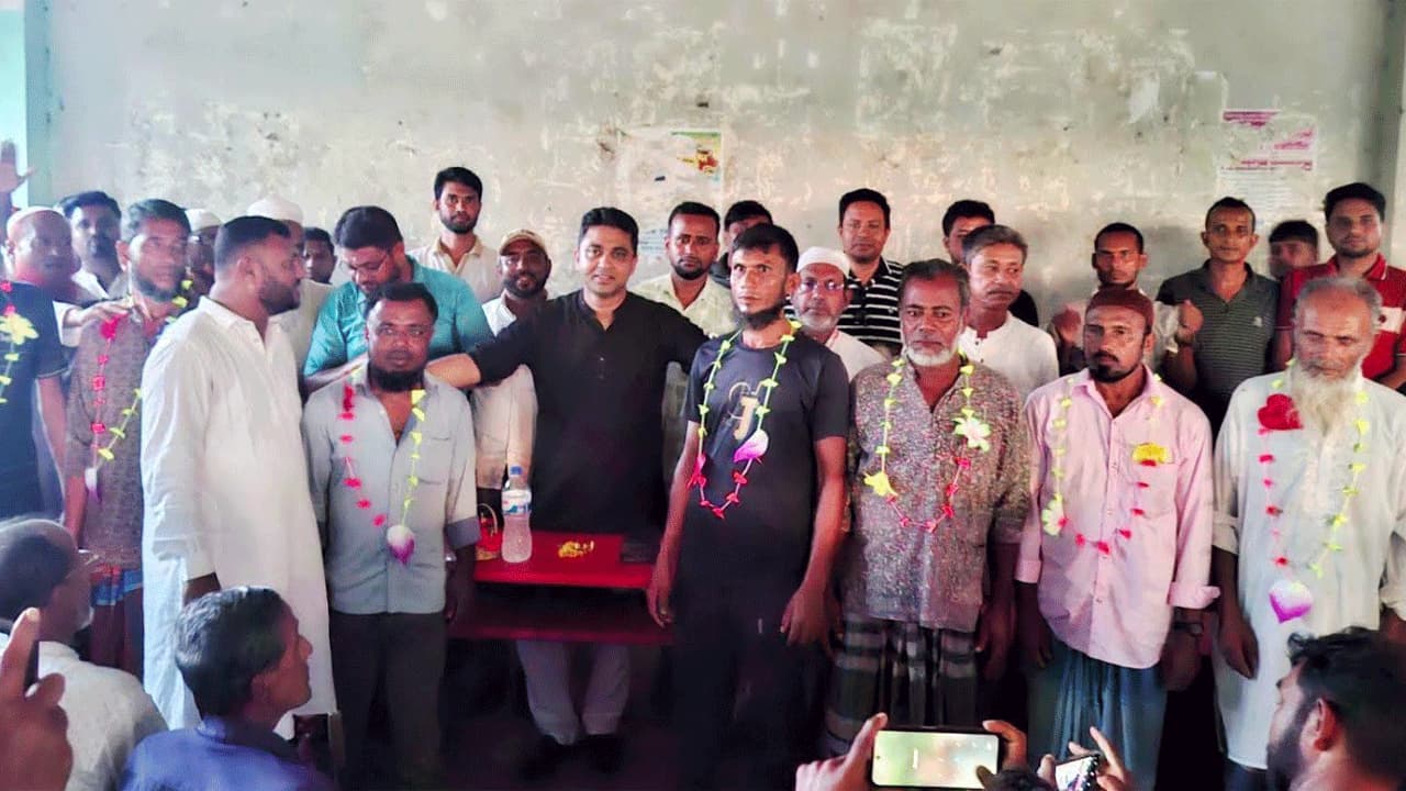 সাতক্ষীরায় গাজী নজরুলের ১২ অনুসারীর বিএনপিতে যোগদান