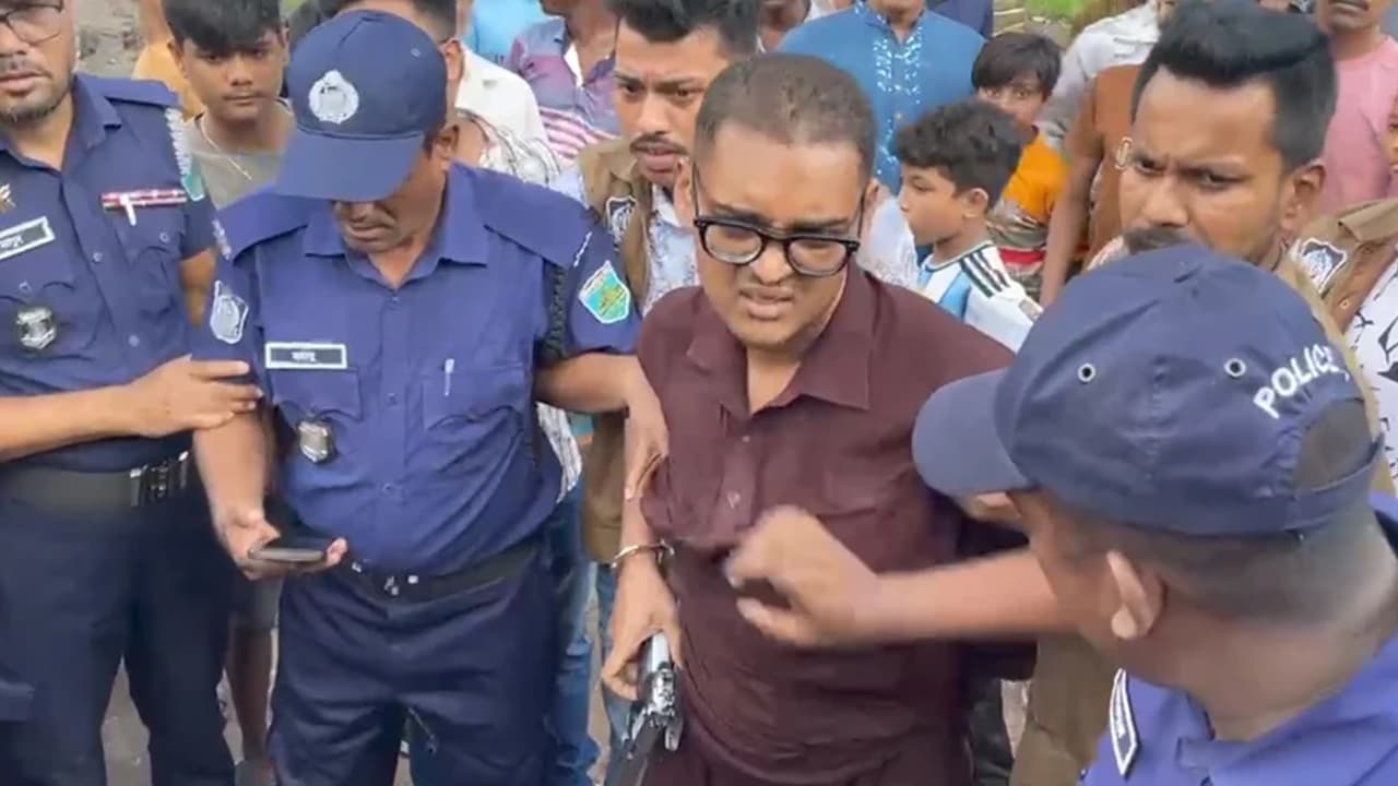 নাটোরে মন্ত্রীর পথসভা থেকে অস্ত্রসহ যুবক আটক: আসল না খেলনা, ধোঁয়াশায় পুলিশ