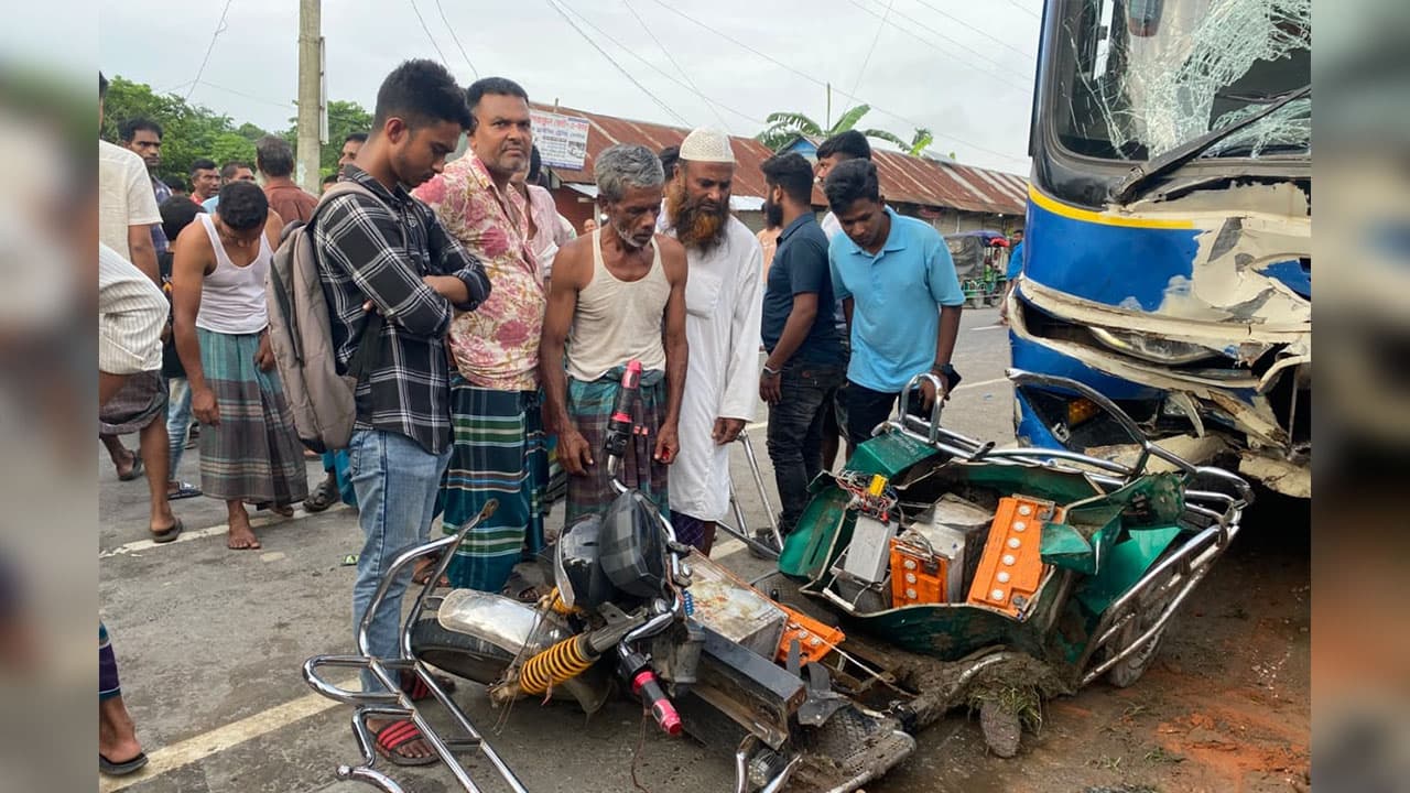 কিশোরগঞ্জে বাসের ধাক্কায় অটোরিকশা চালক নিহত, আহত ৩