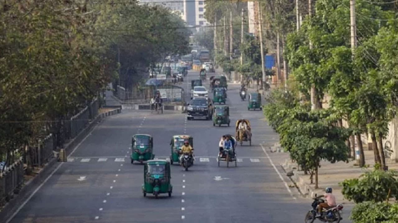 বৃষ্টিতে ঢাকার বায়ুমান কিছুটা উন্নত, তবে এখনো স্বাস্থ্যকর নয়