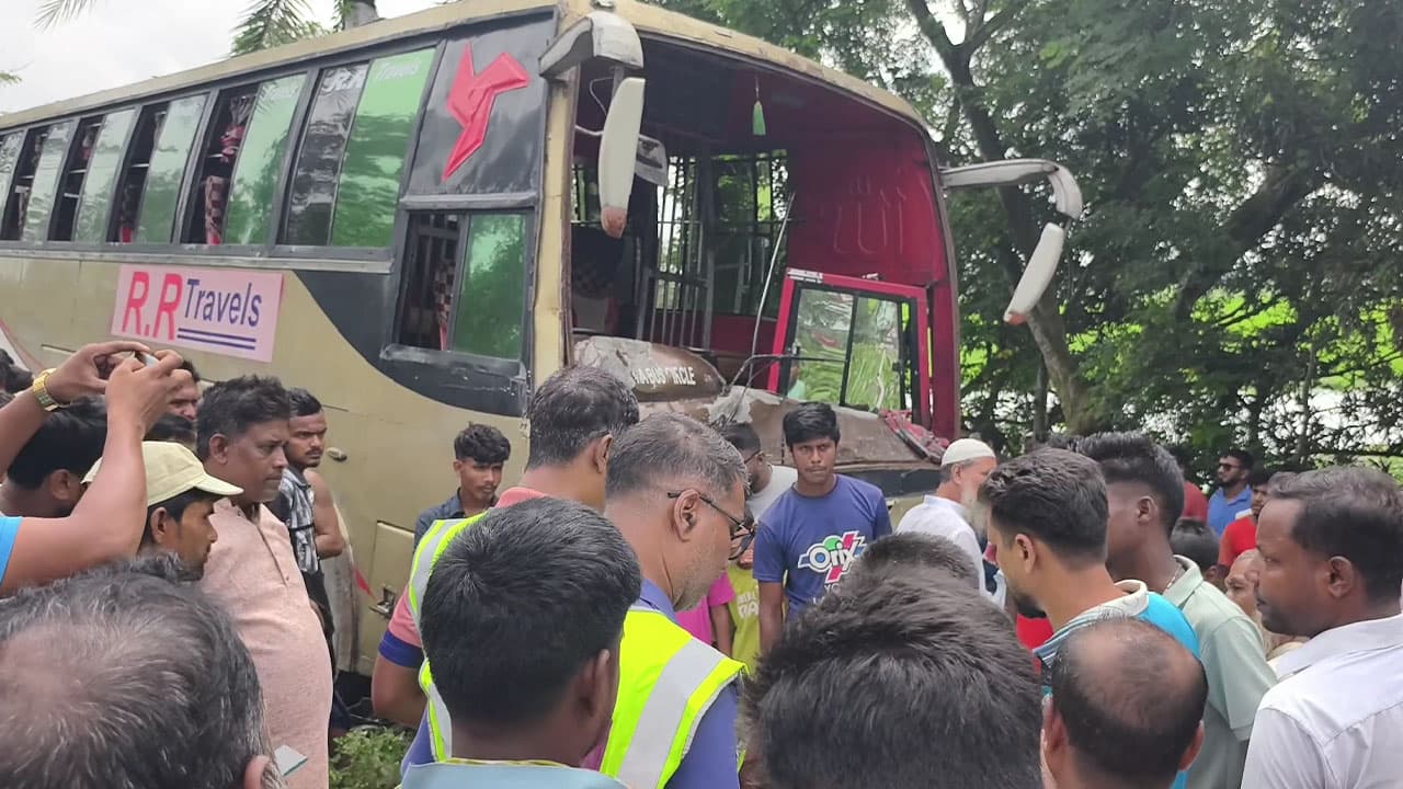 নাটোরে বাসের চাপায় গরুবোঝাই ভটভটি দুর্ঘটনা, তিন ব্যবসায়ী নিহত