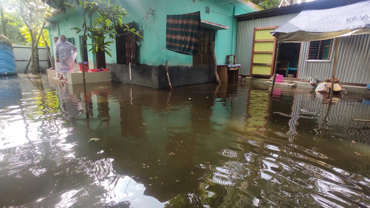 টুঙ্গিপাড়ায় জলাবদ্ধতায় পানিবন্দী শতাধিক পরিবার