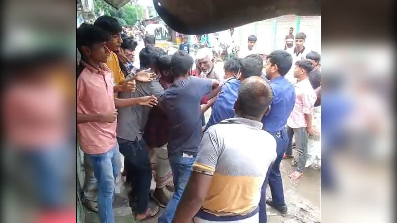 পাবনায় পুলিশের হেফাজত থেকে যুবলীগ নেতাকে ছিনিয়ে নিল স্থানীয়রা