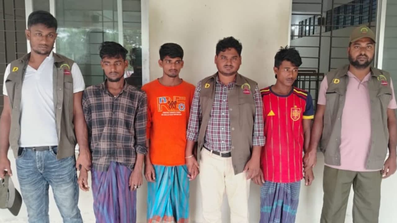 মনপুরা সংরক্ষিত বনাঞ্চলে বিষ দিয়ে মাছ শিকার, তিন জেলে কারাগারে
