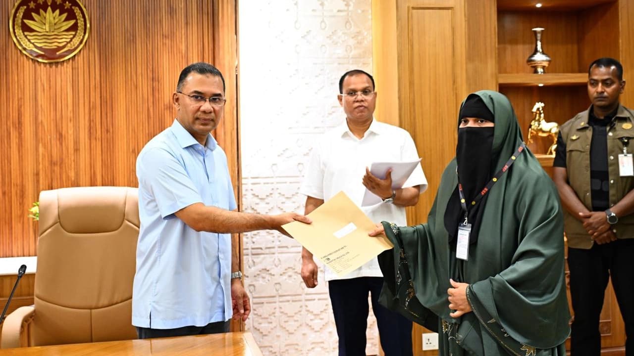 জুলাইয়ের শহীদ ও আহতদের পরিবারের সদস্যদের নিয়োগপত্র দিলেন প্রধানমন্ত্রী
