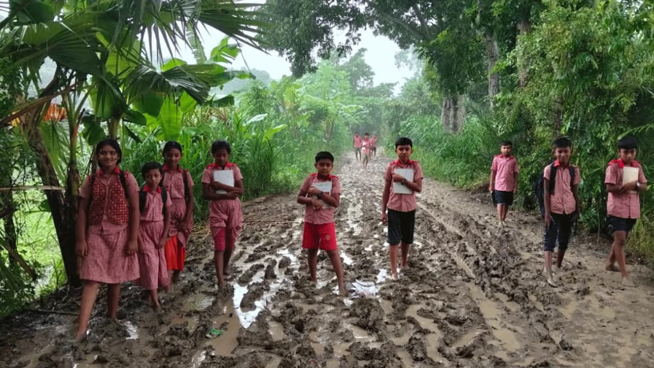 ২৯ বছরেও পাকা হয়নি রাস্তা, কাদা-পানি মাড়িয়ে স্কুলে যাচ্ছে শিক্ষার্থীরা