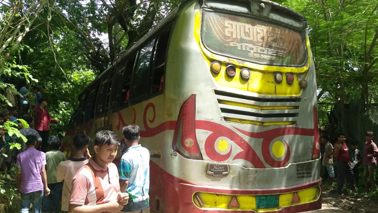 আলীকদমে গাছের সঙ্গে বাসের ধাক্কা, নিহত ১