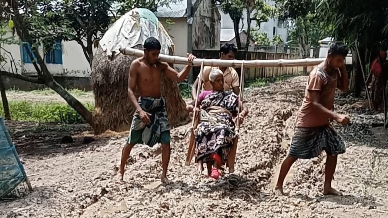 রাস্তা নেই, বাঁশে চেয়ার বেঁধে মাকে হাসপাতালে নিলেন দুই ছেলে