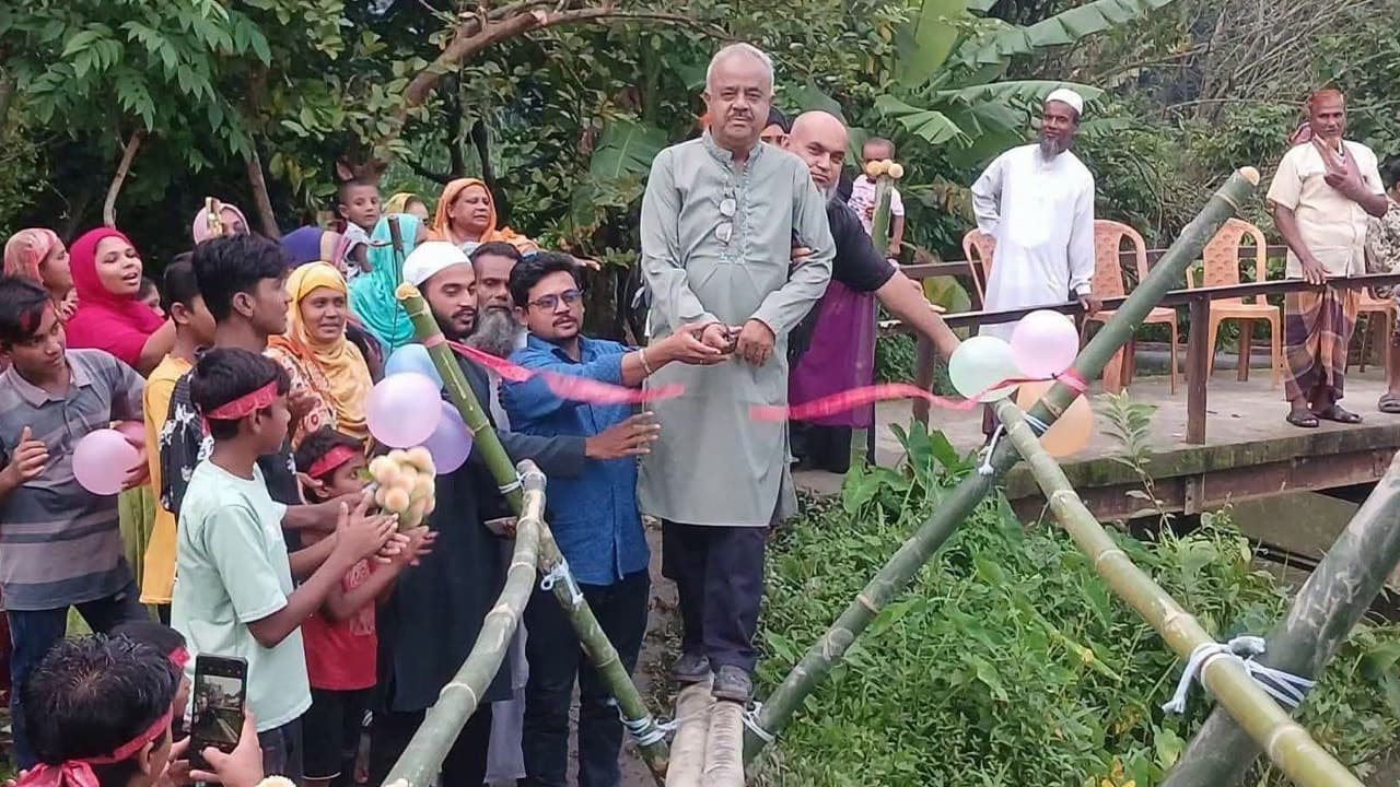 উজিরপুরে বাঁশের সাঁকো উদ্বোধন করলেন বিএনপি নেতা, সামাজিক যোগাযোগমাধ্যমে আলোচনা