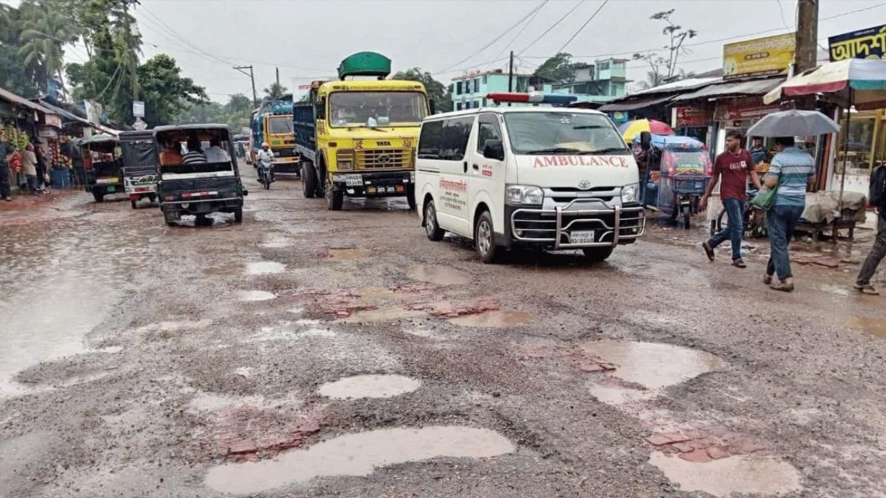 ১৯ কিলোমিটারজুড়ে খানাখন্দ, ঝুঁকিতে ঢাকা-বরিশাল মহাসড়ক