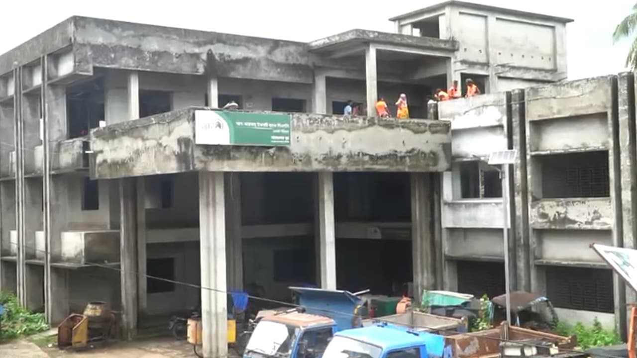 বাগেরহাটে ২ কোটি টাকার পৌর ভবন ১২ বছর ধরে পরিত্যক্ত, ঝুঁকিপূর্ণ ভবনেই চলছে নাগরিক সেবা